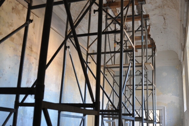 Stropy v prostorách prvního patra jsou pro ochranu při opravách stropních trámů podstojkované.