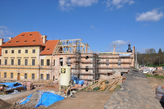 Započaly práce na vztyčení nového krovu Starého opatství.