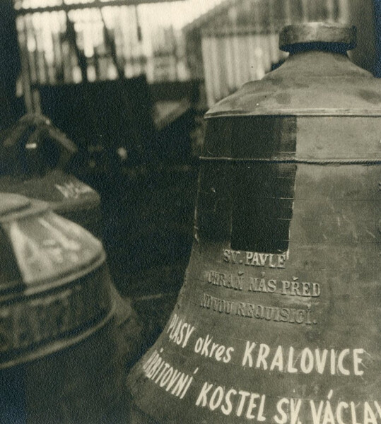 Zvon sv. Pavel po sejmutí z věže. Zvon sv. Pavel po sejmutí z věže.