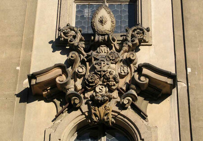 the investor's coat of arms on the facade of the convention