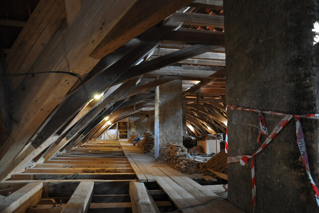 Oprava stropních trámů místností v patře prelatury probíhá svrchu, tedy z krovu.
